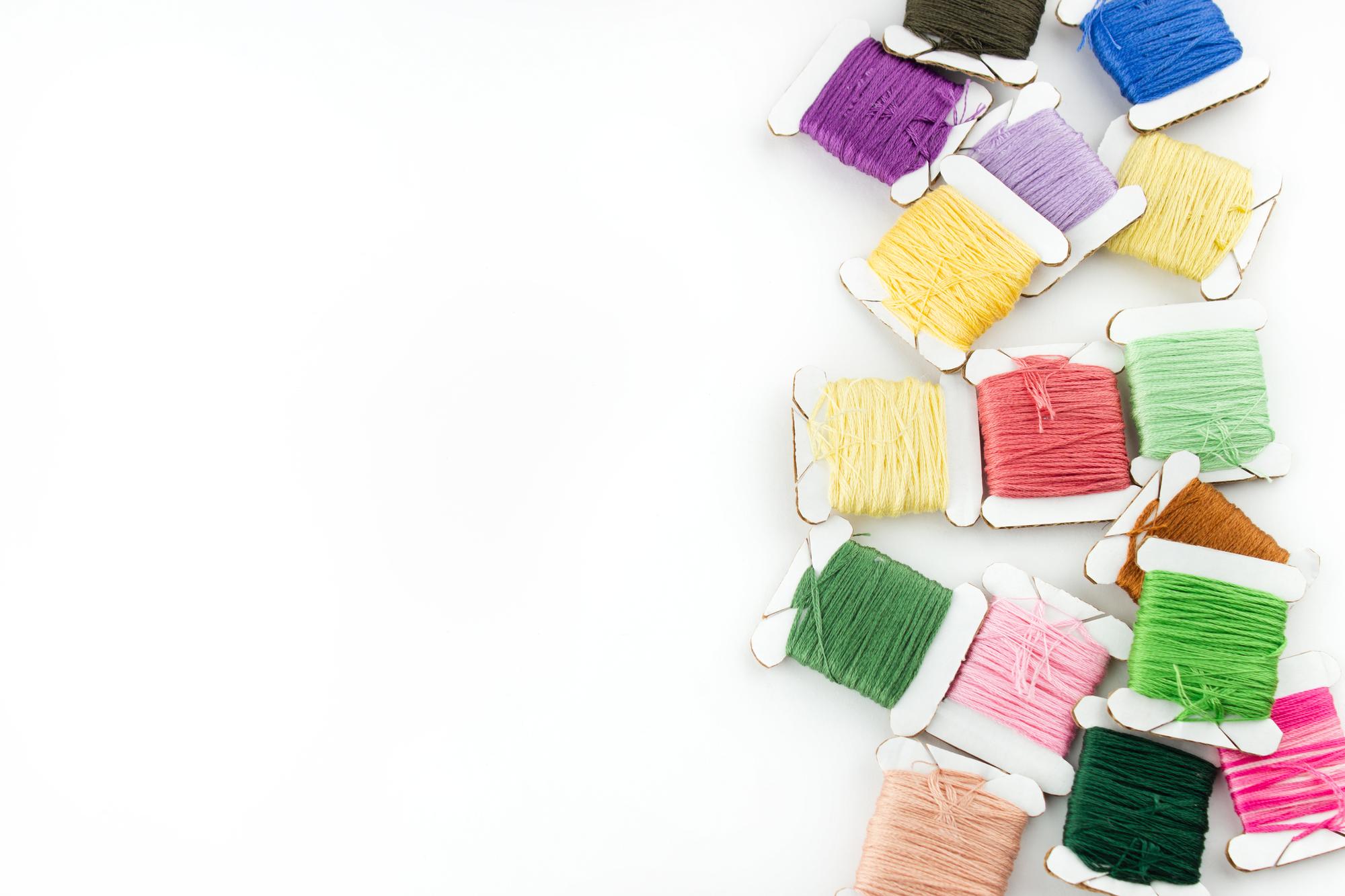 Serie di patch ricamate in colori vividi